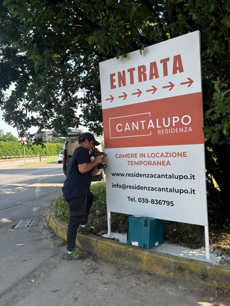 totem pubblicitario